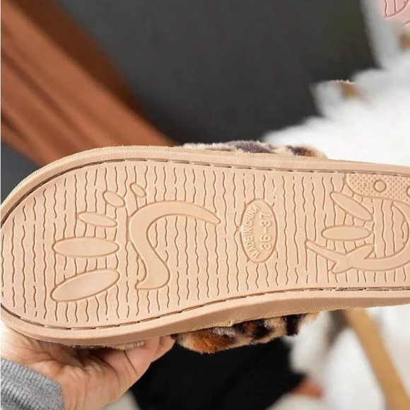 SHEIN Leopard Print Faux Fur Slippers Size 8.5 - Picture 6 of 9